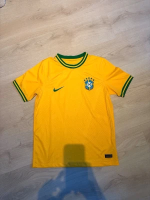 Brazilian fotbollströja  - Brasiliens fotbollströja säljs i storlek M.  149kr