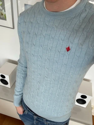 Ljusblå kabelstickad Morris tröja  - Ljusblå kabelstickad tröja från Morris i 100% merinoull | Storlek S | Grymt skick | Ställ gärna frågor om du undrar något 🙌🏼