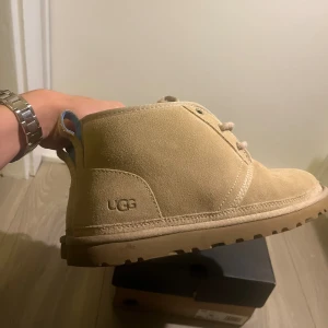 Uggs - Säljer dessa snygga uggs perfekta nu till vintern. Är i topp skick knappt använda! Box och extra snören medföljer i köp. 