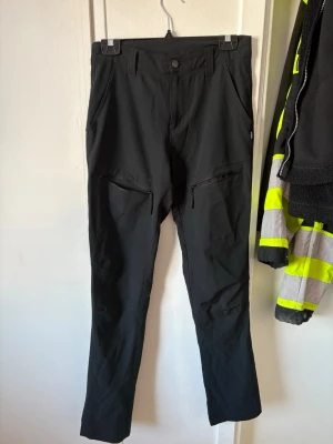 Friluftsbyxor  - Säljer ett par friluftsbyxor. Byxorna är i bra skick. Byxorna är xs men passar nog även S