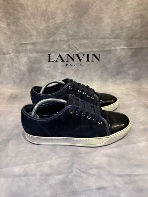 Lanvin nyskick - Hej, säljer mina Lanvin navy skor i nyskick 9/10. Size uk7 passar (41-42). Dessa är ej målad som många andra är, samt sulan är I suveränt skick. Nypris går för 5000 SEK, mitt pris endast 2799 SEK - STEAL