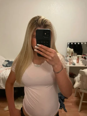 Ljusrosa t-shirt från Gina Tricot - En enkel och mjuk ljusrosa t-shirt från Gina Tricot. Storlek S, men passar mig som vanligtvis har XS. Använd fåtal gånger, säljs på grund av att den inte kommer till användning.💓