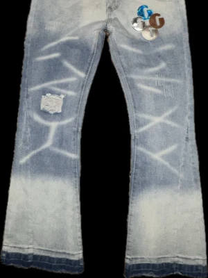 Gallery dept jeans - Snygga ljus blå jeans men snygg design. Jeansen är storlek M med midja på storlek 29 säljer dessa då midjan inte passade mig