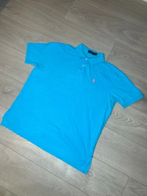 Ralph Lauren piké, turkos, storlek XL - Hej! Säljer nu denna turkosa Ralph Lauren Pikén. Kortärmad samt storlek XL. Inga skador eller fläckar. Riktigt stilren och snygg piké! Skickar alltid inom 24h efter köp🤩 Frågor om mått eller annat? Hör av dig! 
