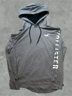 Hollister hoodie storlek M - Skickas inom 1 dag efter köp. Skickas bara me PostNord🙌🏼för frågor osv så är de bara å kontakta mig😇🙌🏼