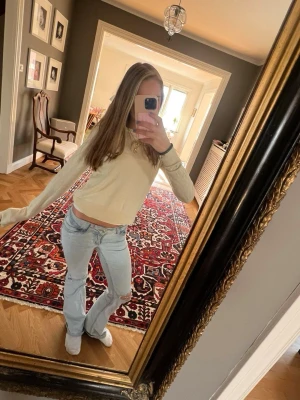 Nelly jeans  - Säljer ett par ljusblå bootcut jeans från Nelly