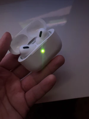 AirPods Pro - Säljer ett par Apple AirPods Pro i fint skick. Fodralet och hörlurarna är rena och fungerar som de ska, laddningsindikatorn lyser. Perfekt för dig som vill ha trådlösa hörlurar med brusreducering och hög ljudkvalitet. Inga synliga större repor eller skador.