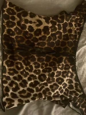 Leopardmönstrad tröja med urringat  - Leopardmönstrad tröja, vet tyvärr ej vart den är ifrån. Storlek XS använt få gånger. Pris kan diskuteras.