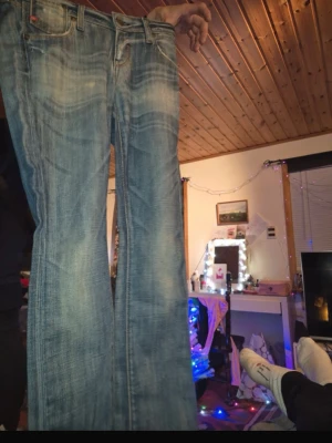 Miss sixty jeans! - Säljer ett par miss sixty jeans som knappt är använda. Storleken är W27. Midjemått: 36cm, Innerbenslängd: 79cm. De är skinny jeans, jätte fina med stövlar!