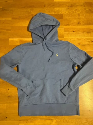 Blå Polo Ralph Lauren  - Simpel blå Ralph Lauren hoodie, lätt att matcha. Perfekt för dig som vill vara stilig på en vardag