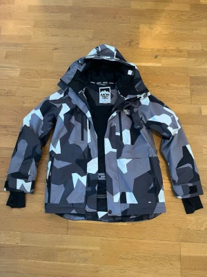 Montec skidjacka - Mycket robust skidjacka från montec med hög kvalitet. En funktionell jacka med öppningsbara lufthål under armarna, mycket fickor och skjusterbarhet. Jackan är använd fåtal gånger och är i princip i nyskick (endast små slitage i färg på armarna) men säljer då jag växt ur den.