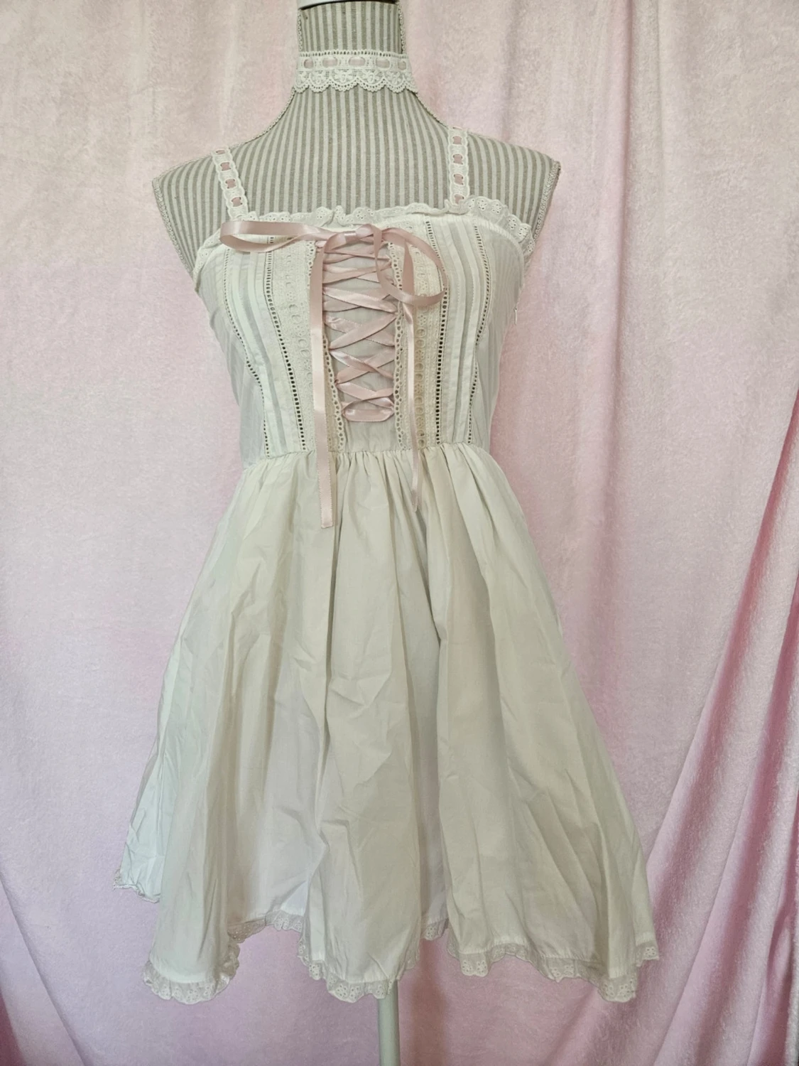 Söt vit klänning med rosa snörning - 1