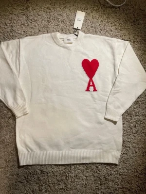  Ami Paris tröja  - Väldigt stilig och fint plagg som får ögona på sig,  .finna i storlek M. Pris kan diskuteras!!
