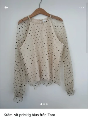 Prickig blusZara  -  Här är ett snyggt och säljande förslag anpassat för Plick:  **Krämvit prickig blus från Zara** 🤍 Söt och luftig blus i krämvit ton med svarta prickar. Transparent mesh-tyg med innerfoder på kroppen och genomskinliga, puffiga ärmar med resår i ärmsluten. Rund halsringning med liten knapp i nacken. Perfekt både till vardag och fest ✨  📏 Storlek: 10 / ca 140 (barn) 🏷️ Märke: Zara 📦 Skick: Mycket fint skick, sparsamt använd
