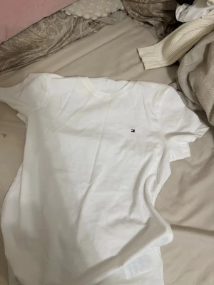 Vit t-shirt från Tommy Hilfiger - Tommy hilfiger thsirt helt ny sitter jättefint 