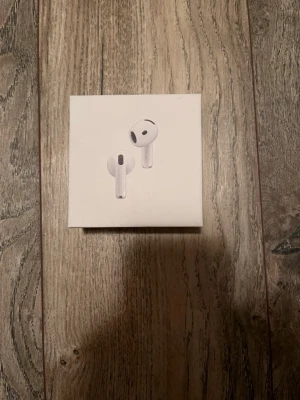 Apple AirPods 4 - Kvitto finns. Oöppnad säljer eftersom vill hellre ha pengarna, jag fick de i present.  Priset är ej prutbart