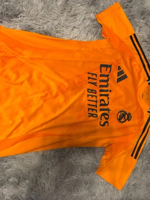 Real Madrid tröja här 24/25 sesongen. - Hej detta är en real Madrid tröja ifrån 24/25 sesongen borta ställ väldigt bra för dig som är en fotbolls supporter eller någon skön snygg sommar tröja.