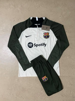 Barcalona Tracksuit  - Säljer denna snygga Tracksuiten för ett riktigt bra pris, skriv till om ni är intresserade eller har några funderingar!