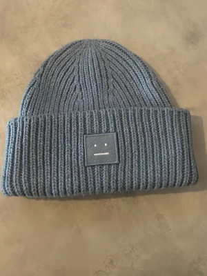 Acne studio mössa - Säljer min syrras extremt snygga acne studio mössa som är sjukt praktiskt och snygg nu till vädret, ljusblå färg knappast använd och de är bara att höra av sig om ni har några funderingar ❤️❤️