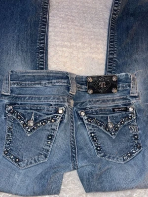 Miss me jeans  - Säljer dessa miss me jeans i storlek W24, bra skick. Dom är bootcut och lowaist. Priset kan diskuteras ❤️ dom är lite slitna ner till