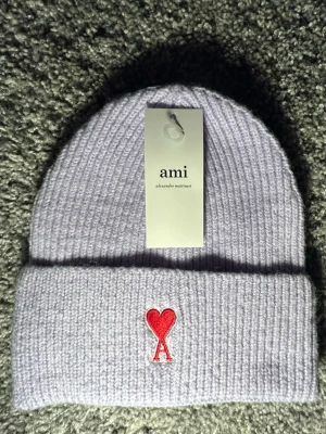 Stickad Mössa från Ami Paris - Stilren och passar till vintern
