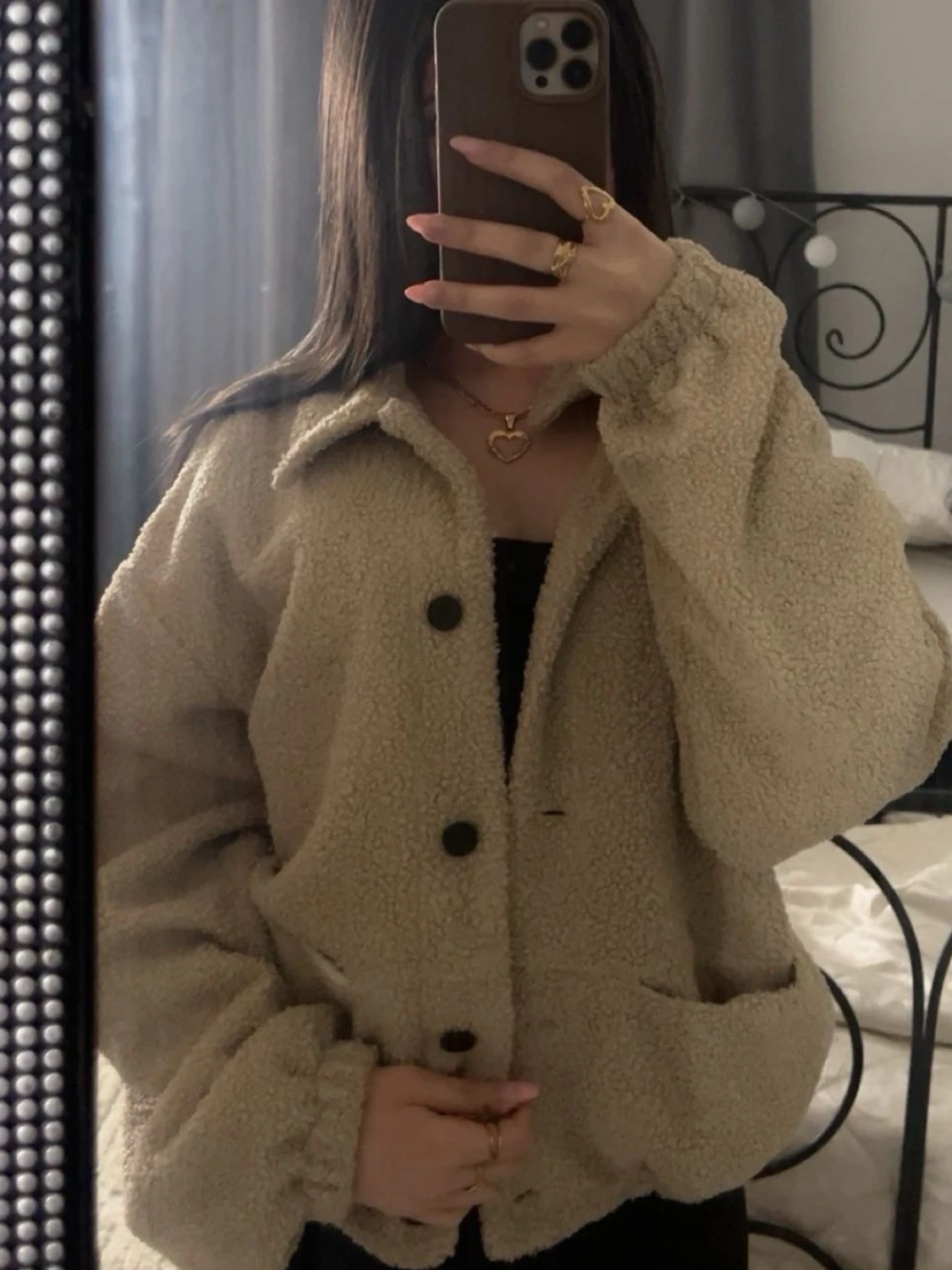 Beige teddyjacka med stora knappar