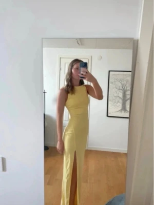 Gul långklänning med slits - Helt sprillans ny balklänning från showpo som är köpt här på vinted! Storlek 36 och är i en sån fin färg💛  Nypris 1300