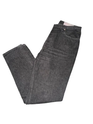 Vintage Levi’s 901 från 90 talet - Snygga mörkgrå Levi’s 901or från 90 talet och har en rak passform. Jeansen är tillverkade i slitstark denim av bomull samt Levi's ikoniska läderpatch bak. Perfekta för dig som gillar tidlös och clean stil. Storleken är W34 L32 och brallorna har inga defekter eller slitage. 