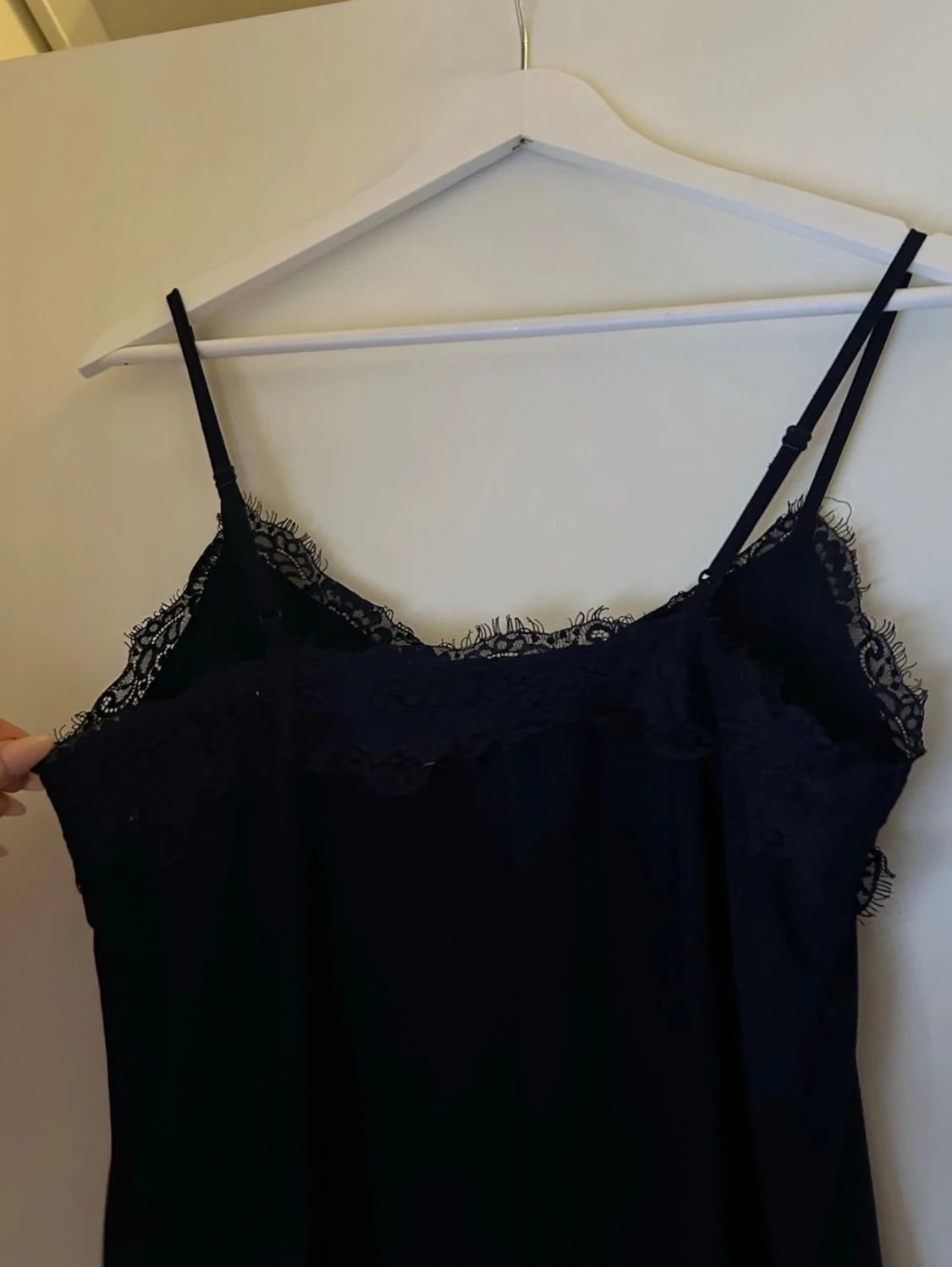 Mörkblå linnetopp med spets - 2