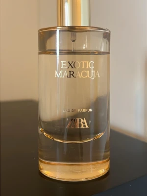 ZARA Exotic Maracuja EdP - Upptäck ZARA Exotic Maracuja Eau de Parfum – en stilren parfym som ger din look en fräsch twist. Perfekt för dig som vill sticka ut med en modern och ungdomlig vibe.