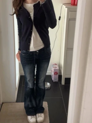 Blå bootcut jeans - Säljer ett par blå bootcut jeans med snygga och tvättade detaljer. Dem är i storlek 26/32 och är sparsamt använda men dem är urtrampade längst ner!!💞