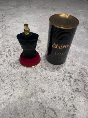 Le Male Le Parfum 200ml - Stilren och ikonisk parfym från Jean Paul Gaultier. Stor flaska på 200 ml, tillverkad i Spanien. Perfekt för dig som vill sticka ut med en klassiker i samlingen.