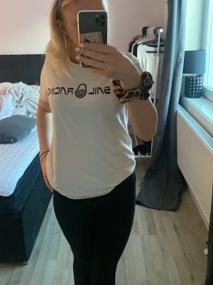 Vit Sail Racing t-shirt med tryck - Vit t-shirt från Sail Racing med svart tryck på bröstet. Klassisk rund hals och korta ärmar. Skön passform och tillverkad i mjuk bomull, perfekt för chill dagar eller när du vill ha en clean look.