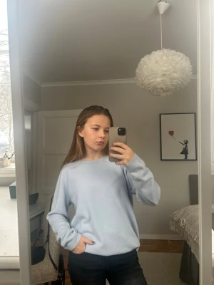 Ljusblå cashmere-feeling tröja - Supermjuk ljusblå tröja från Cashmere-Feeling. Enkel och stilren modell med rund hals och långa ärmar. Perfekt för dig som gillar en clean look och vill ha något riktigt bekvämt och mysigt.