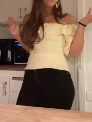 Gul offshoulder volangtop - Supersöt ljusgul offshoulder topp med volangdetaljer runt axlarna och ärmarna. Toppen är figurnära och har en croppad känsla, perfekt för att ge en somrig vibe. Skriv om ni har några frågor, Annars går det bra att  köpa direkt ❤️