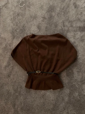 Tröja Zara  - Jättefin stickad topp från Zara med bälte i midjan som är väldigt framhävande. den är endast använd en gång och inga tecken på användning, i storlek S💞💞