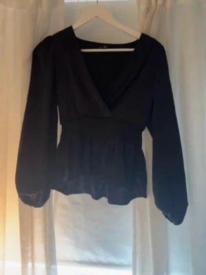 Svart blus - Jätte fin blus som tyvärr inte kommer till använding, en är stor i storleken så de är en S/Xs skulle jag säga.