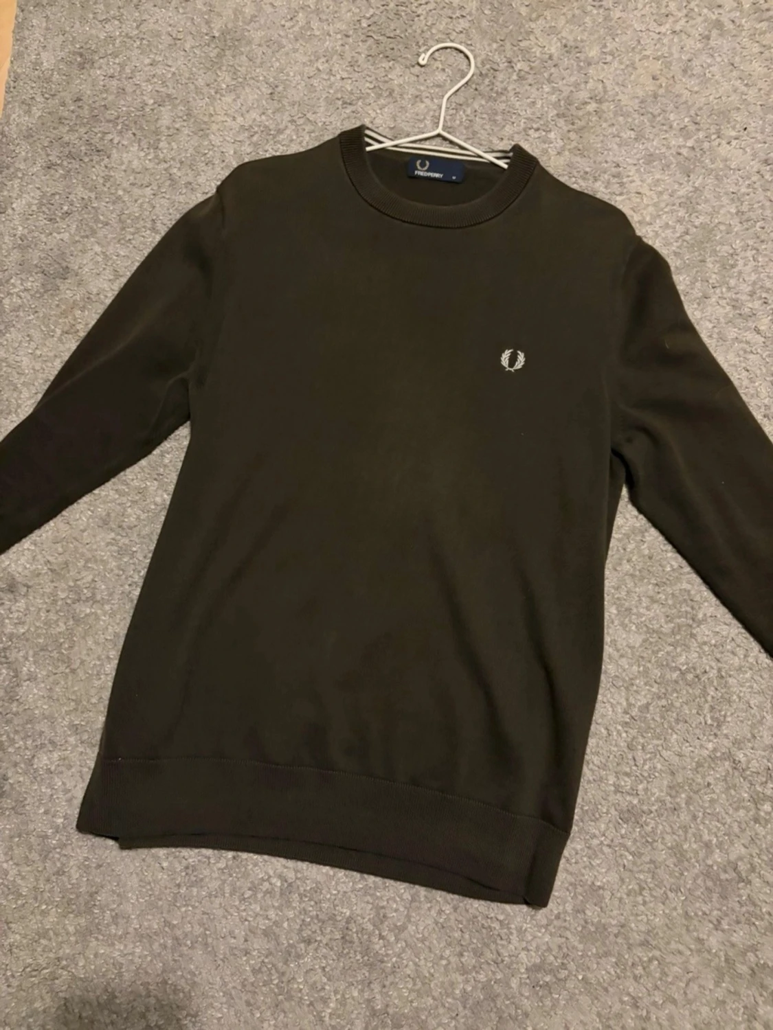 Mörkgrön stickad tröja Fred Perry