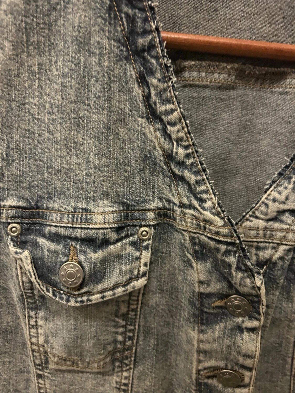 Grå jeansväst med knappar - 2