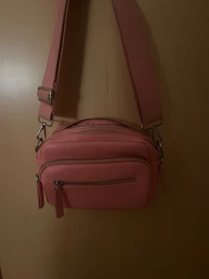 Äkta Carin Wester väska - Äkta Carin Wester handväska. Tyvärr sminkfläckar i men otroligt fin ändån! Episk kan diskuteras✨