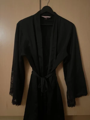 Morgonrock - En morgonrock i satin med spets armar från hunkemöller. Använd med väldigt bra skick✨Pris kan diskuteras🩷