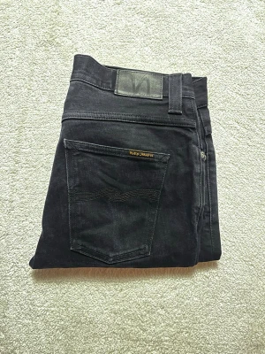 Nudie Jeans Grim Tim 30/32 - Hej! Säljer mina Nudie Jeans i den populära modellen Grim Tim, med en slim/straight passform! Storleken är 30/32. Längd: 101 cm Midjemått: 38 cm. Hör av dig om du undrar något! Pris kan diskuteras.