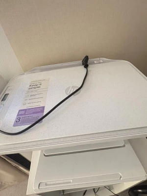 HP DeskJet 2800e Series - HP DeskJet 2800e-serien är en kompakt skrivare perfekt för hemmet. Den erbjuder utskrift, kopiering och skanning med enkel WiFi-anslutning. Skrivaren har synligt ytslitage men ser i övrigt hel ut. Strömkabel medföljer. Enkel att installera och använda.