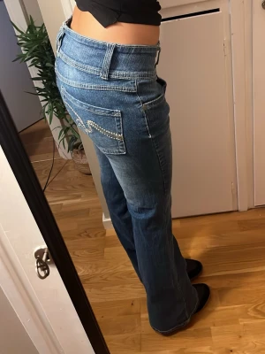 Flare jeans - Flare low waisted  jeans, lite stora i midjan. Midja:38cm totala längd:105cm innerbenslängd:84cm  