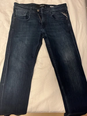 Replay Anbass mörkblå jeans - Säljer ett par Replay Anbass jeans i mörkblå. Grymt skick och riktigt sköna. Lite uppsydda från L32, är typ en ”L31”
