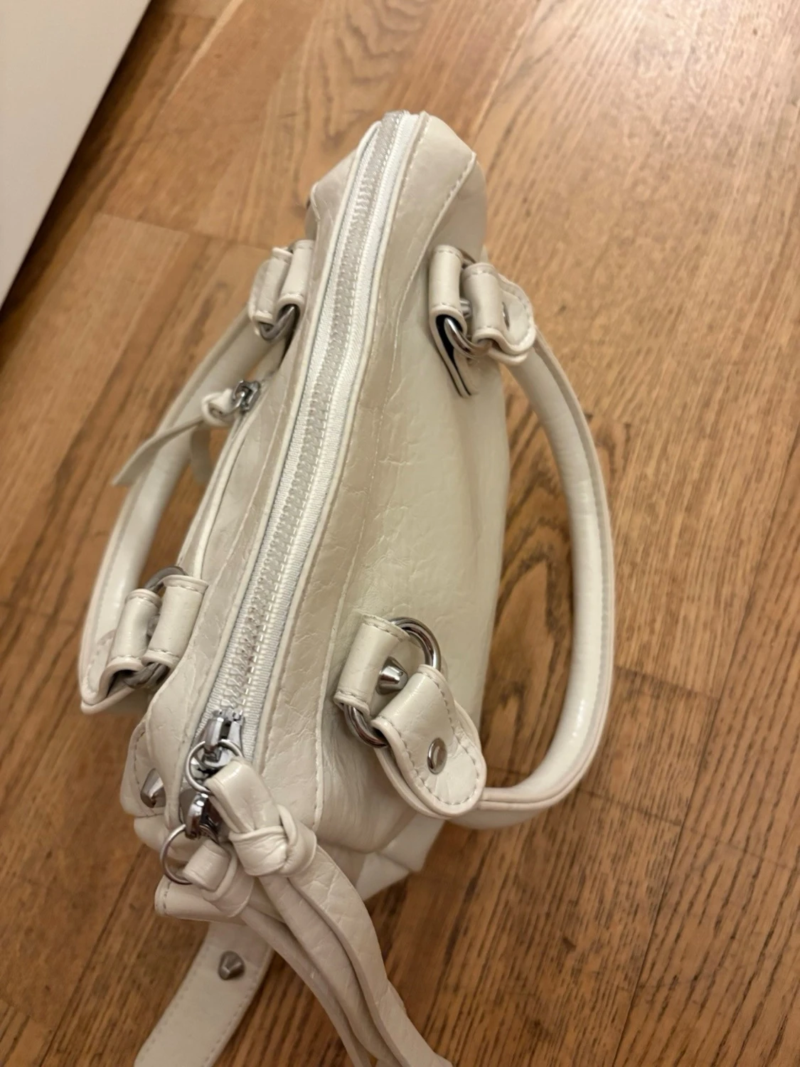 Vit handväska med silverdetaljer - 2