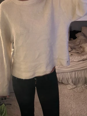 Vit stickad tröja från Gina Tricot - Mysig vit stickad tröja från Gina Tricot i storlek S. Materialet är mjukt och ger en skön känsla mot huden. Typ inte använd. 