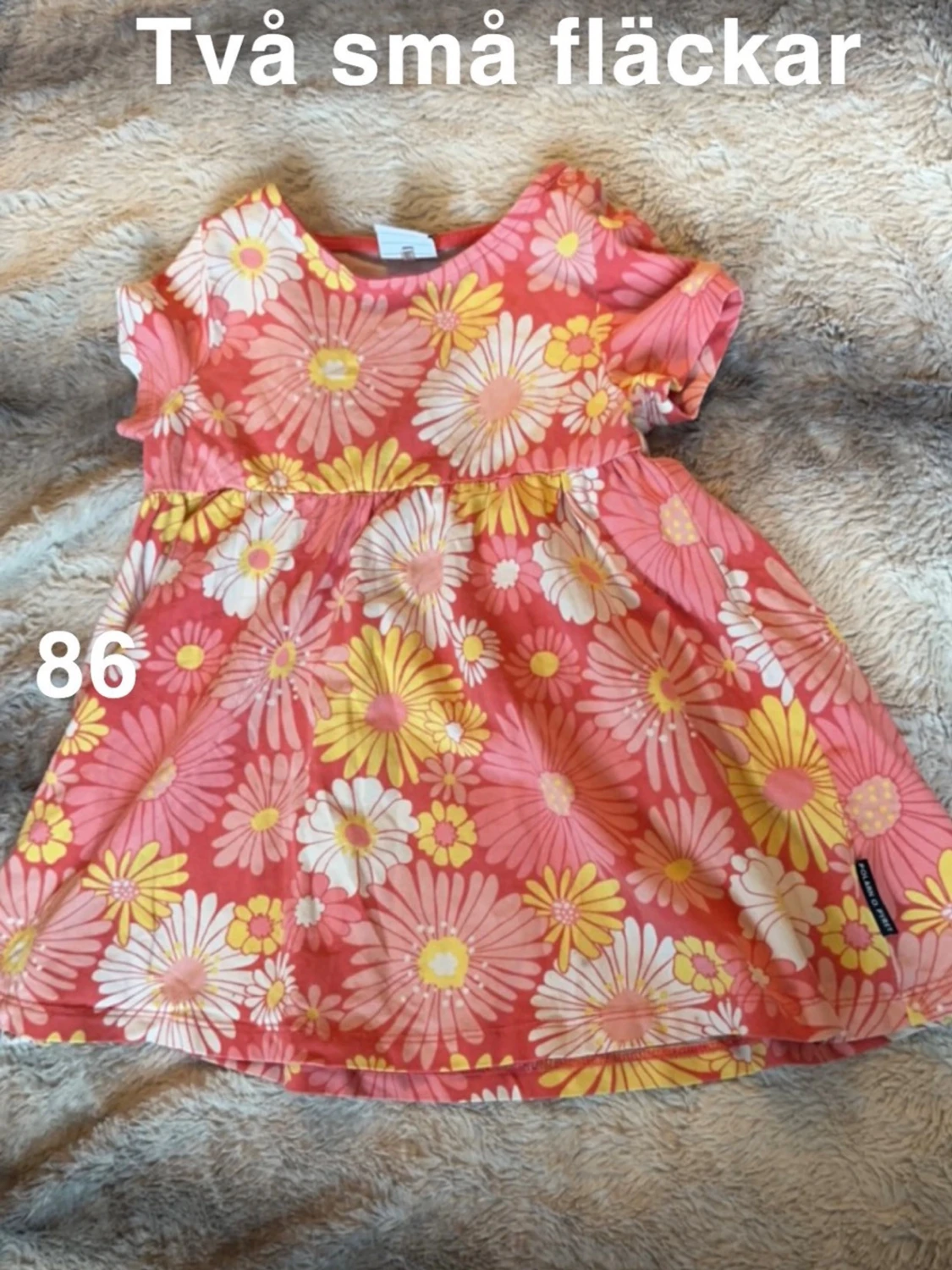 Blommig kortärmad klänning stl 86