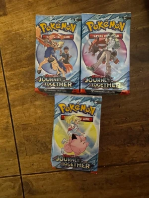 Pokémon Scarlet & Violet - Journey Together3 Booster Packs - Tre oöppnade booster packs från Pokémon Scarlet & Violet serien - Journey Together. Perfekt för samlare och spelare.  Pokémon Scarlet & Violet – Journey Together  Booster Packs | Pokémon TCG  Upptäck äventyret i Pokémon Scarlet & Violet – Journey Together! Denna serie fokuserar på det starka bandet mellan tränare och deras Pokémon, med vackra illustrationer och kraftfulla kort.  Vad kan du hitta i Journey Together? • Pokémonkort från Scarlet & Violet-eran • Pokémon ex-kort • Holografiska och säl