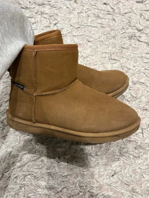 Bruna låga uggs 💕 - Säljer ett par superfina bruna låga uggs i storlek 37 från märket lejon. Säljer då de är för små för mig men perfekta för vädret nu då dem är varma och vattentäta! 🩷 Skriv vid frågor ❤️